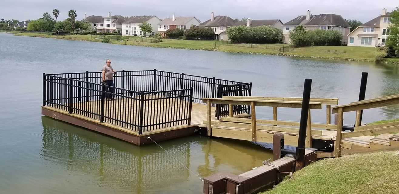 Dock hinge mechanism allowing vertical pivot